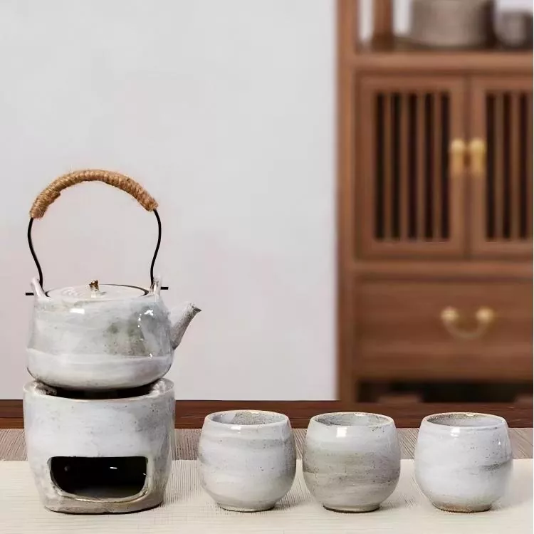 চায়ের পটলের সাথে ঐতিহ্যবাহী চায়ের কাপ সেট